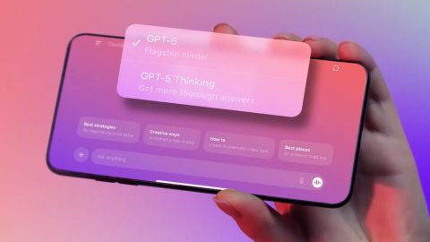 Смартфон с интерфейсом GPT-5 выбор моделей голосовой ввод цветной градиент фон подсказки для запросов маркетинг нейминг видео путешествия современное приложение искусственного интеллекта