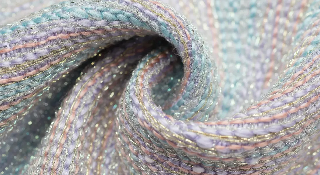 Текстура тканого материала с пастельными нитями голубого розового и сиреневого цвета металлические золотые и серебряные волокна сложное переплетение блеск и мягкость текстильный дизайн
