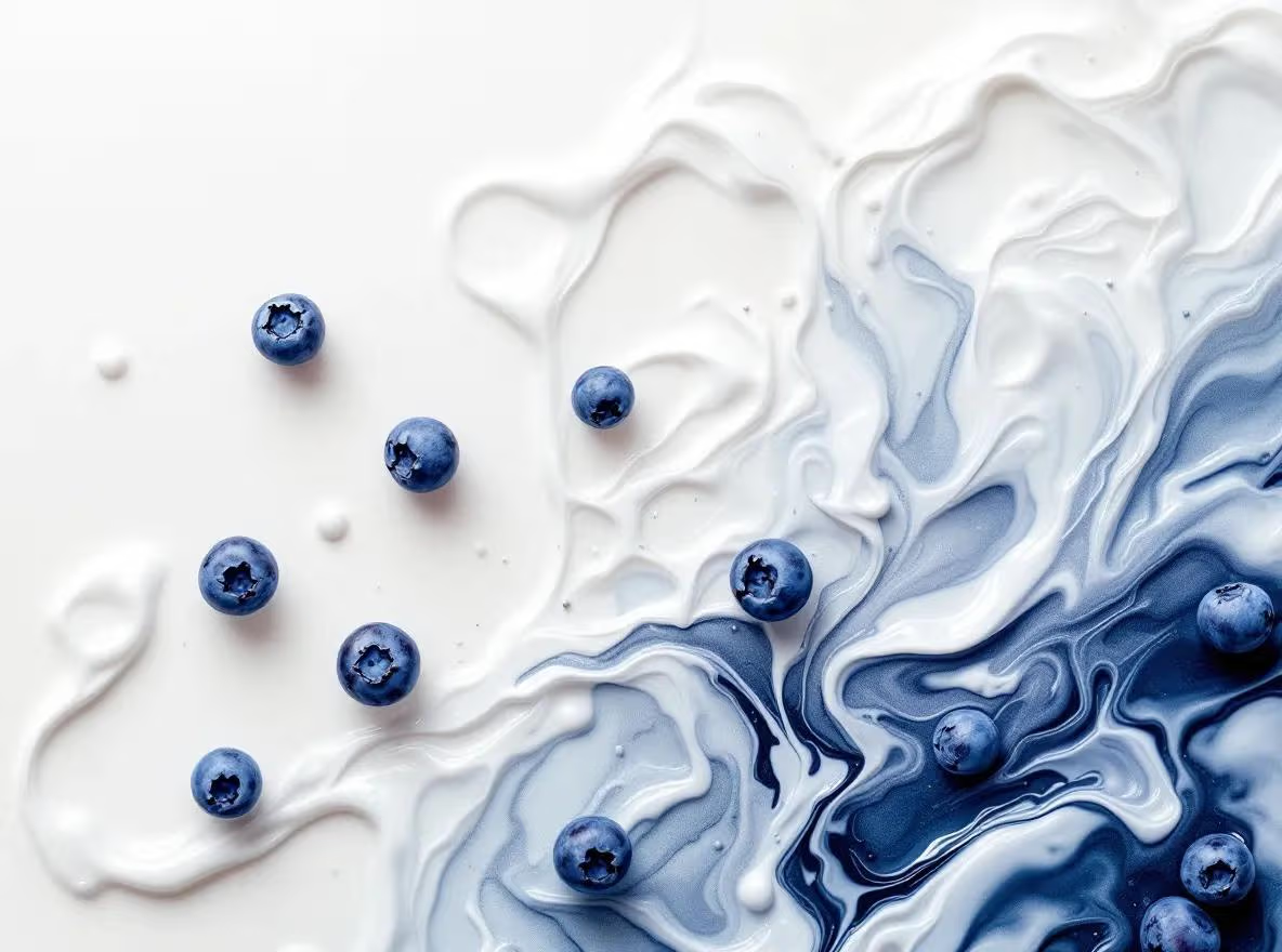 Черника на фоне бело-синих жидких узоров абстрактная композиция контраст цветов художественная еда текстура и визуальный эффект